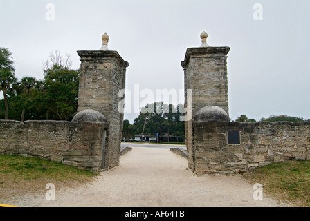 Eingang-Spalten, die zu den Shopping Altstadt in St. Augustine Florida Fl führen Stockfoto