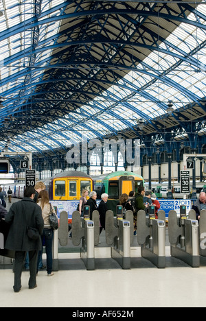 Ticket-Barrieren am Bahnhof von Brighton England Stockfoto