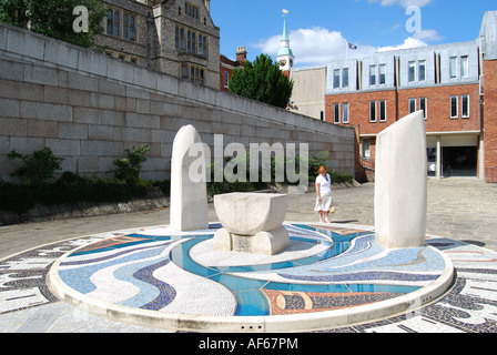 Jubiläums-Skulptur außerhalb Law Courts, Winchester, Hampshire, England, Vereinigtes Königreich Stockfoto