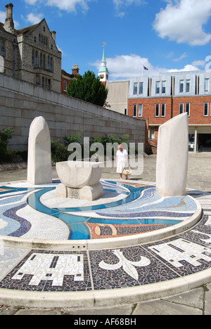 Jubiläums-Skulptur außerhalb Law Courts, Winchester, Hampshire, England, Vereinigtes Königreich Stockfoto