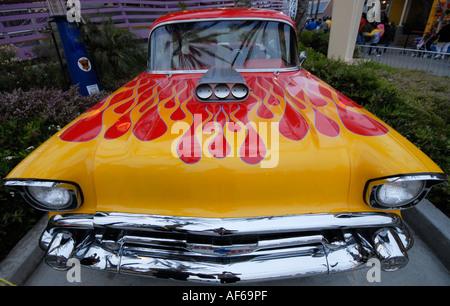Flammende rote und gelbe Auto Stockfoto