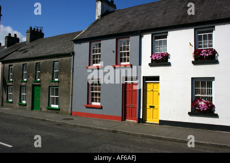 bunte Reihe von Reihenhäusern in Bushmills, County Antrim, Nordirland Stockfoto