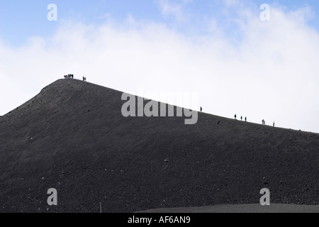 Touristen zu Fuß rund um den Krater Felge des Ätna Stockfoto