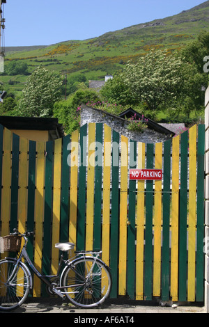 Damen Fahrrad gelehnt gegen einen bunten Tor in Carlingford, County Louth, Irland-Cooley Mountains in der Zeitmessung Stockfoto