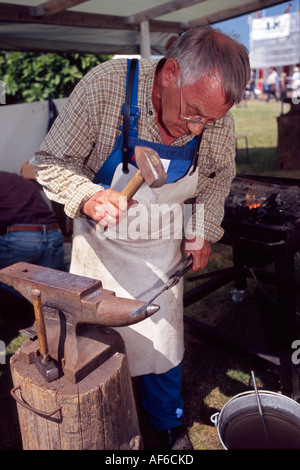 Schmieden einer Klinge für ein Messer Stockfoto