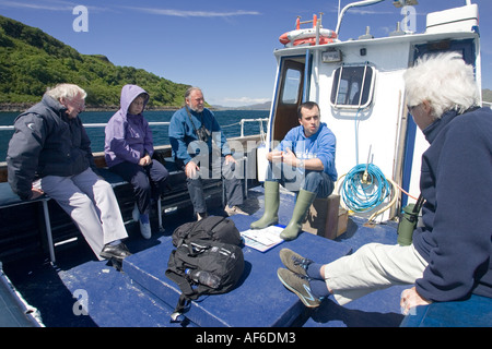 Touristen, die Sachwissen auf Ecocruz Boot von marine Ökologen auf Whale watching Kreuzfahrt aus Tobermory Isle of Mull Scotland UK Stockfoto