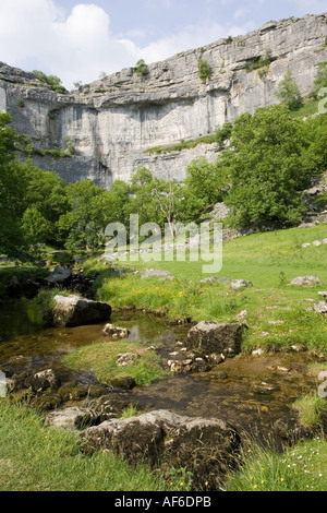 Kalksteinfelsen und Pflaster über Malham Cove Yorkshire Dales UK Stockfoto