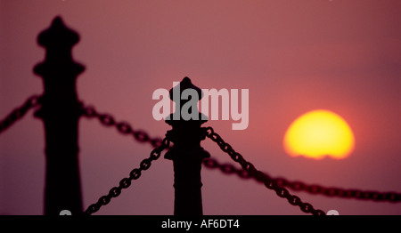 Sonnenuntergang gesehen aus dem Friedhof in der Maarup Kirche in der Nähe von Lonstrup in Dänemark Stockfoto