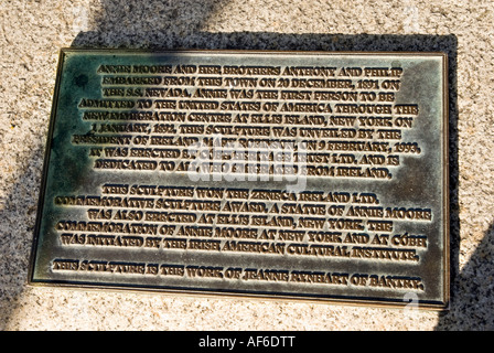 Die Gedenktafel an der Statue von Annie Moore im Hafen von Cove (Cobh) in der Republik Irland. Stockfoto
