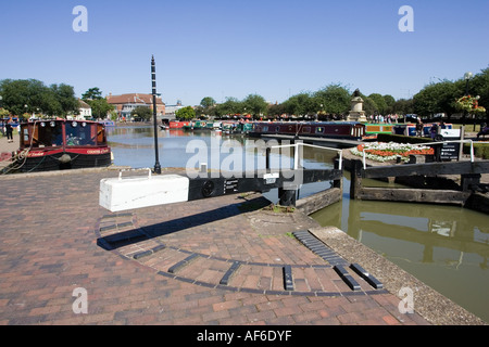 Bunte schmale Boote vertäut im Kanal-Becken Stratford-upon-Avon UK Stockfoto