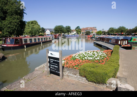 Bunte schmale Boote vertäut im Kanal-Becken Stratford-upon-Avon UK Stockfoto