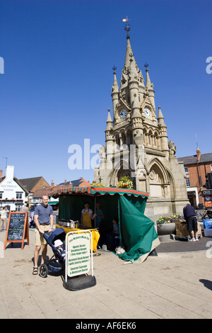 Shopper am Bio-Fleisch-stand im Bauernmarkt neben Uhrturm Stratford-upon-Avon Warwickshire UK Stockfoto