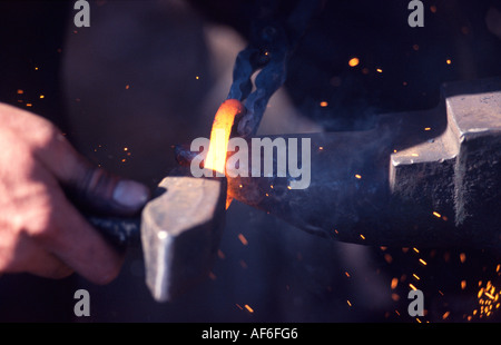 Schmied schmieden einen eiserner Ring auf einem Amboss Stockfoto