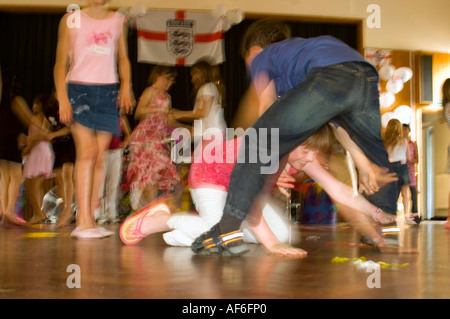 Horizontale Nahaufnahme von Kindern in einem Tanz-Wettbewerb auf der 9. Geburtstagsfeier durchführen. Stockfoto