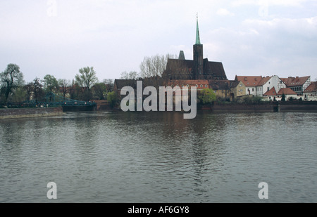 Blick auf die Kirche des Heiligen Kreuz, über Fluß Odra, Wroclaw, Polen Stockfoto