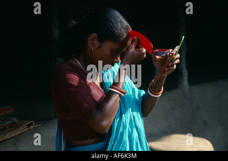 Indien in Südasien junge Frau rote Sindoor einfügen auf zentrale Abschied von Haar anwenden um anzudeuten, daß sie ein verheirateter Hindu ist. Stockfoto