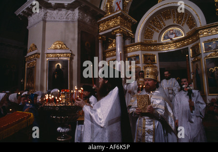 Russland Moskau St. Daniil Kloster Christian russisch-orthodoxen Priester in einer Prozession vor Altar am Ostermesse Stockfoto