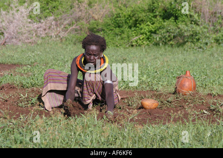 Geographie/Reisen, Südsudan, Landwirtschaft, toposa Dorf, in der Nähe von Nyanyagachor, Frau Arbeiten auf dem Feld - Additional-Rights Clearance-Info - Not-Available Stockfoto