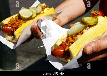 Ein Tourist kauft dänische Hotdogs auf dem Stadtplatz in Kopenhagen in Dänemark Stockfoto