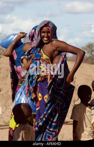 Somalischen Nomaden mit Kamelen, um ihre ganze Häuser in Wajir, nordöstlichen Kenia, Afrika zu tragen. Stockfoto