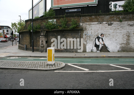 Banksy Maid fegen sie unter dem Teppich, Chalk Farm, London Stockfoto