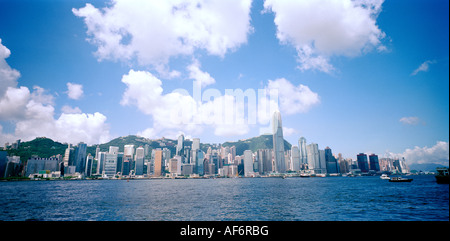 Panoramablick auf die Skyline von Hong Kong Island von Kowloon in China im Fernen Osten Südostasien. Stadtbild Stadt Städten Fernweh Eskapismus Reisen Stockfoto