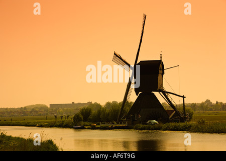 Niederlande - Windmühle am Sonnenuntergang am Kinderdijk, Holland Stockfoto