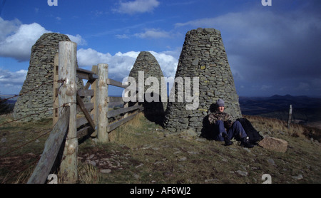 Walker eine Pause bei den drei Brüderkirche mit Eildons im Hintergrund Stockfoto