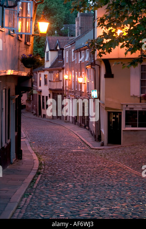 Elm Hill Norwich Norfolk in der Dämmerung Stockfoto