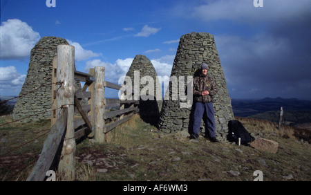 Walker eine Pause bei den drei Brüderkirche mit Eildons im Hintergrund Stockfoto