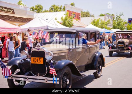 Antike Autos fahren durch alte Santa Ynez Day Parade Santa Ynez, Kalifornien Stockfoto