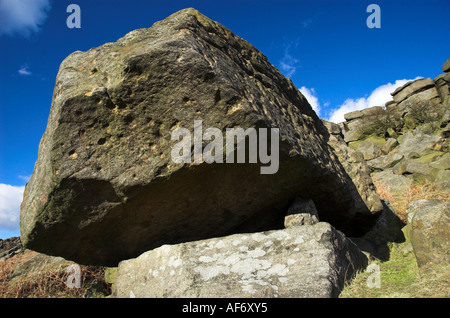Blick auf einen Felsblock am Rande der Schauspielerfamilie Felsen gegen einen hellen blauen Frühlingshimmel Stockfoto