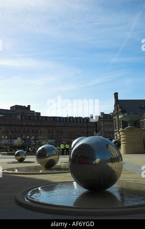 Edelstahlkugel Skulpturen vor dem Rathaus Gebäude in Sheffield Stockfoto