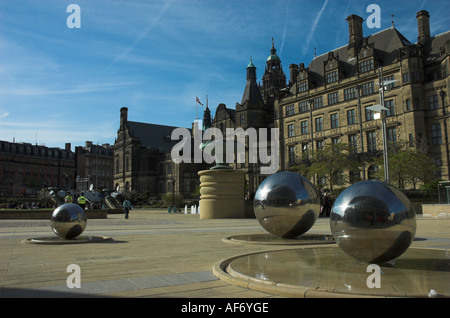 Edelstahlkugel Skulpturen vor dem Rathaus Gebäude in Sheffield Stockfoto