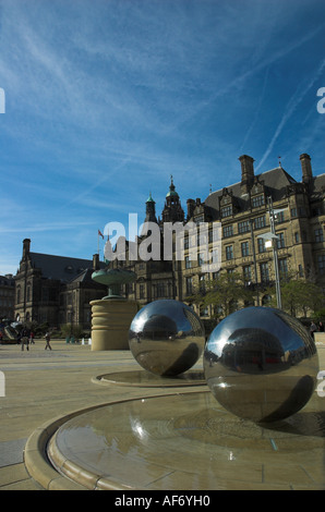 Edelstahlkugel Skulpturen vor dem Rathaus Gebäude in Sheffield Stockfoto