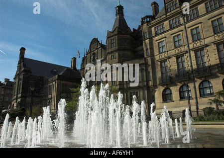 Der Garten für den Frieden-Brunnen vor dem Rathaus in Sheffield England Stockfoto