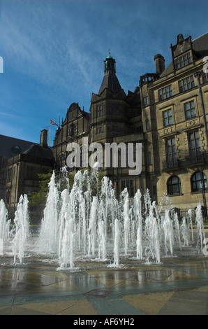 Der Garten für den Frieden-Brunnen vor dem Rathaus in Sheffield England Stockfoto