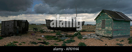 Panoramablick auf Fischer Hütten und Holzboot bei Dungeness, Kent, England, UK Stockfoto