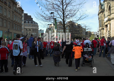 Sheffield United Football Club-Fans im Sheffield Stadtzentrum, Mai 2006. Stockfoto