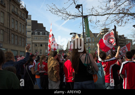 Sheffield United Football Club-Fans im Sheffield Stadtzentrum, Mai 2006. Stockfoto