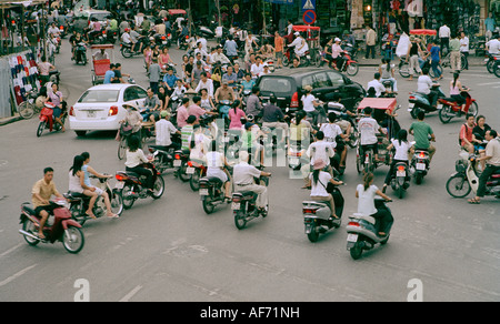 Straße und Straße in der Altstadt von Hanoi in Vietnam in Fernost Südostasien. Moderne Stau Staus Scooter Vespa Auto Transport Reisen Stockfoto