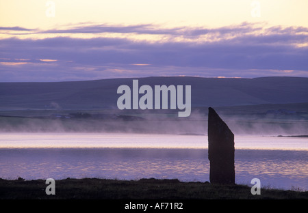 Stehenden Stein neben Loch Harray, Orkney-Inseln. Stockfoto