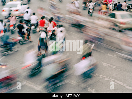 Chaotischen Verkehr in der Altstadt von Hanoi in Vietnam in Fernost Südostasien. Bewegungsgeschwindigkeit Transport Surrealismus Urban-Städte Vespa Roller Reisen Stockfoto
