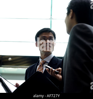 Zwei Geschäftsleute, die Diskussion Stockfoto