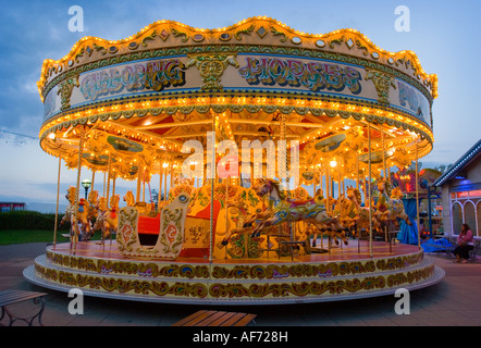 Messegelände Karussell fahren in der Abenddämmerung Weymouth, Dorset Stockfoto