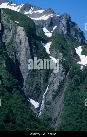 USA Alaska Kenai Fjords National Park Frühling Schnee schmelzen feeds Wasserfall in Kenai Mountains am Ende der Aialik Bay Stockfoto