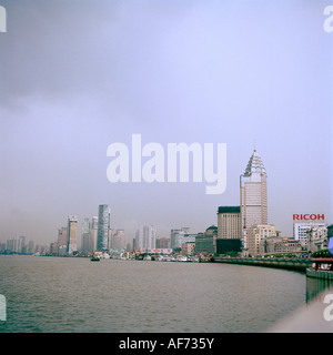 Große Städte der Welt. Huangpu-Fluss und der Bund in der modernen Stadt Shanghai in China in Ostasien. Abenteuer Kultur Reisen Fernost Stockfoto