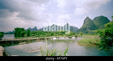 Landschaften-Weltreisen. Eine Landschaft, die Berge in Guilin Yangshuo Guangxi in China in Asien zeigen. Abenteuer Kultur Reisen Fernost