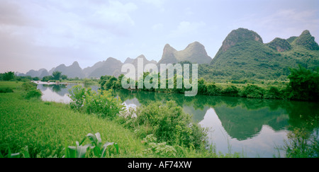 Landschaften-Weltreisen. Eine Landschaft, die Berge in Guilin Yangshuo Guangxi in China in Asien zeigen. Abenteuer Kultur Reisen Fernost Stockfoto