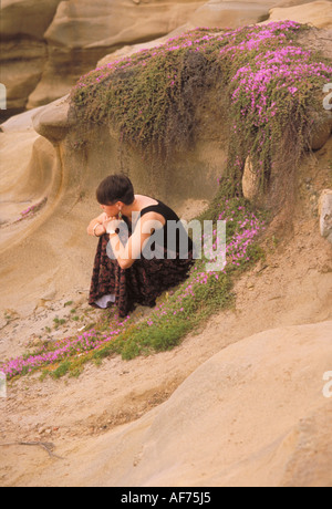 Nachdenkliche Frau am Strand. La Jolla, Kalifornien Stockfoto